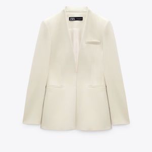 LAPELLESS FITTED BLAZER
ECRU